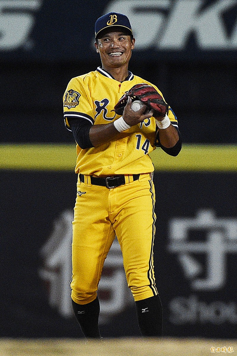 中信兄弟王勝偉重返一軍，替補上場守二壘。（記者陳志曲攝）