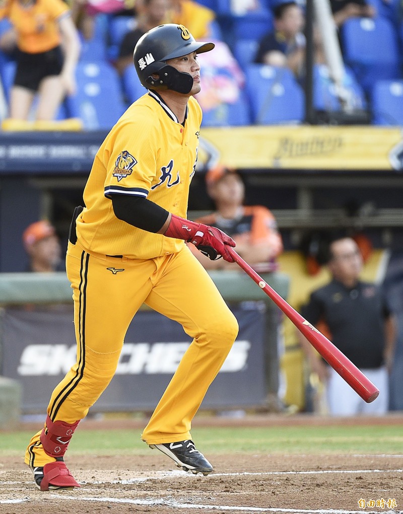 中信兄弟蘇緯達開轟。（記者陳志曲攝）