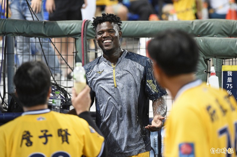 中信兄弟德保拉先發好投，拿下單場MVP，賽後隊友潑水跟飲料慶祝。（記者陳志曲攝）