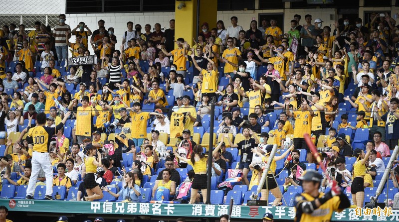 本日洲際棒球場觀眾人數8636人，破本季新高。（記者陳志曲攝）