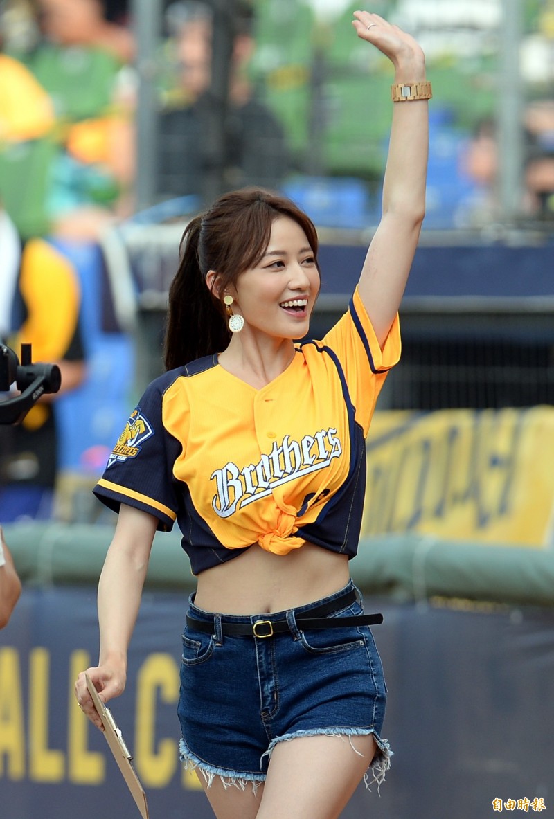 中信兄弟今天請來「狼人殺女神」梁以辰擔任開球嘉賓。（記者林正堃攝）