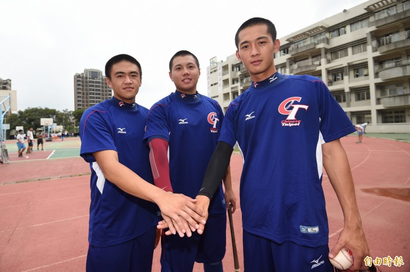 方聖足（左起）、葉長智及何稟淳等3人在2015年成為台灣第一批卦美國取得公立大學體育獎學金的青棒選手。（資料照，記者廖耀東攝）