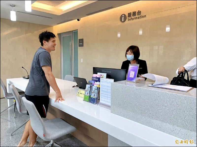 宿舍1樓設服務台,可協助叫車、通知起床。(記者吳孟儒攝) 宿舍1樓設服務台,可協助叫車、通知起床。(記者吳孟儒攝)