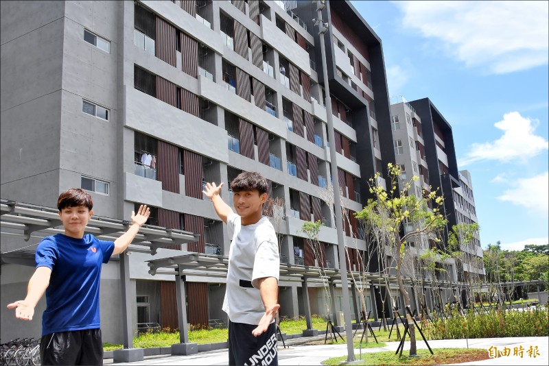 鄭怡靜(左)與楊勇緯對國訓宿舍感到滿意。(記者吳孟儒攝) 鄭怡靜(左)與楊勇緯對國訓宿舍感到滿意。(記者吳孟儒攝)