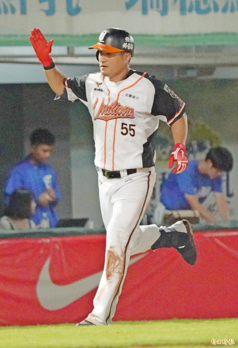 統一獅潘武雄在5局下擊出陽春全壘打。（記者黃志源攝）