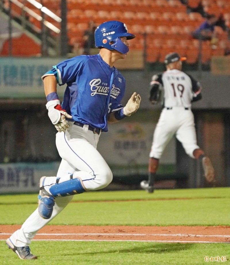 10年同窗統一獅投手古林睿煬（右）與富邦悍將打者戴培峰對決，首打席戴培峰（左）擊出安打。（記者黃志源攝）