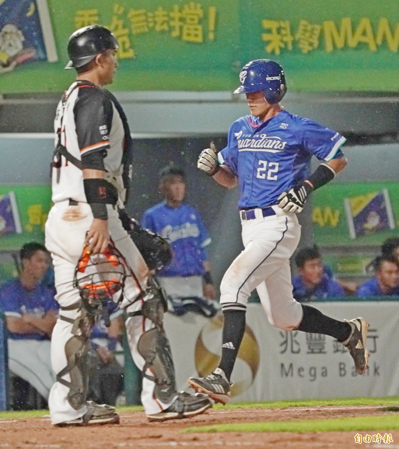 富邦悍將李宗賢在3局上回本壘攻下第1分。（記者黃志源攝）