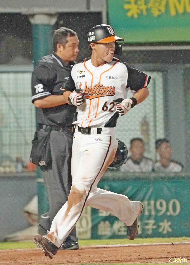 統一獅吳桀睿在2局下雙盜壘回本壘攻下第1分。（記者黃志源攝）