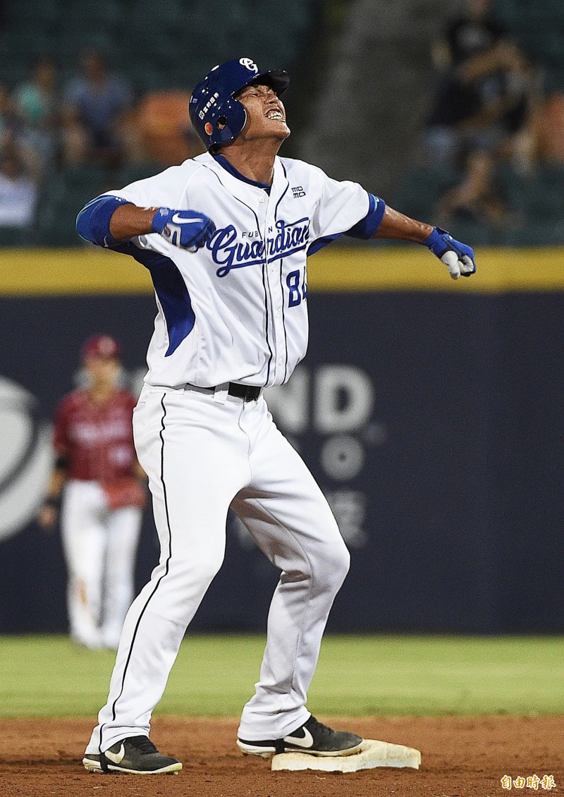 富邦悍將王詩聰敲出生涯首安，追平比分，握拳歡呼。（記者陳志曲攝）