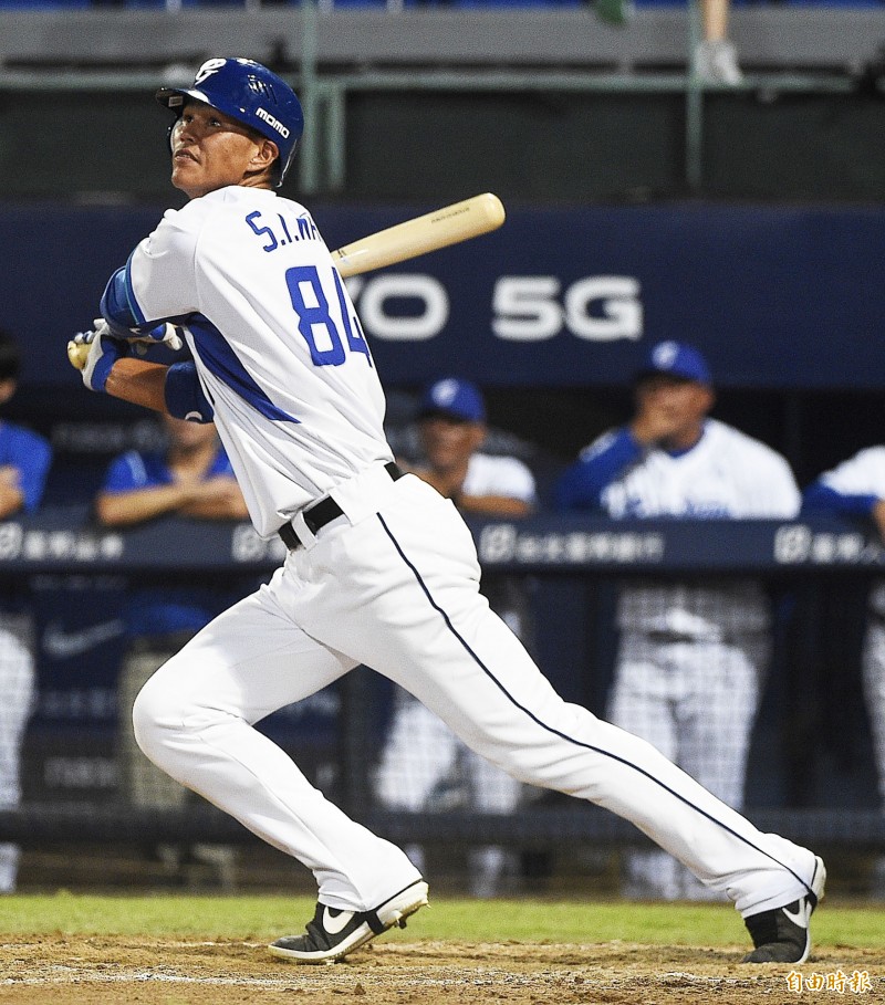 富邦悍將王詩聰敲出生涯首安，追平比分。（記者陳志曲攝）