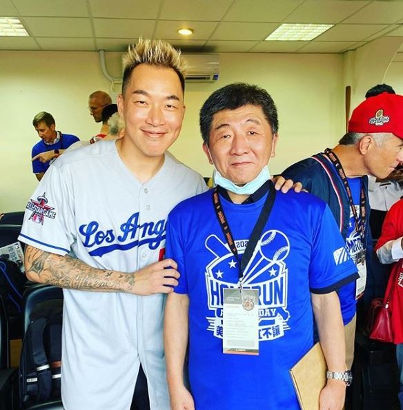 郭泓志秀出自己和衛福部長陳時中的照片。（圖片取自郭泓志IG）