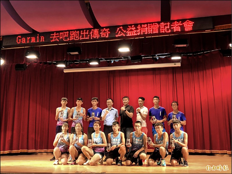 超馬好手陳彥博(後排右3)昨出席廠商公益活動。(記者粘藐云攝) 超馬好手陳彥博(後排右3)昨出席廠商公益活動。(記者粘藐云攝)