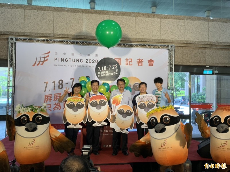 教育部長潘文忠（左二）、屏東縣長潘孟安（中）。（記者吳孟儒攝）