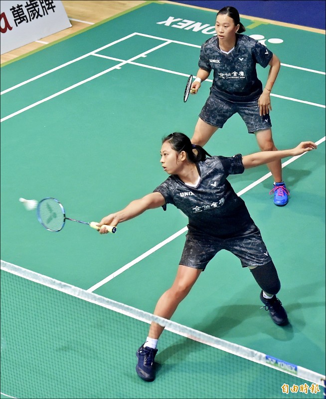 合庫第一女雙許雅晴/胡綾芳昨耗費一番功夫才獲勝。(記者塗建榮攝) 合庫第一女雙許雅晴/胡綾芳昨耗費一番功夫才獲勝。(記者塗建榮攝)