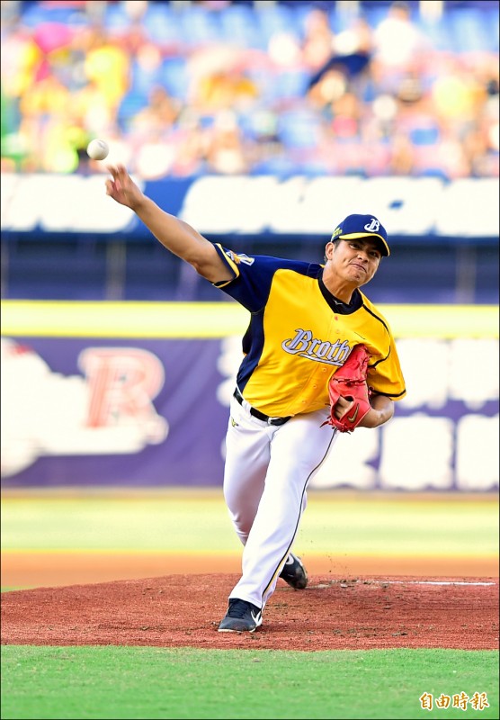 黃恩賜投出黃衫軍本土新王牌氣勢，先發7局飆10K無失分，暫居投手雙冠王。（記者廖耀東攝）