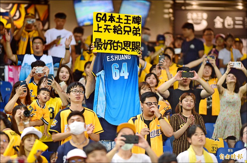 洲際球場昨湧入破萬名球迷，締造本季票房新高。（記者廖耀東攝）