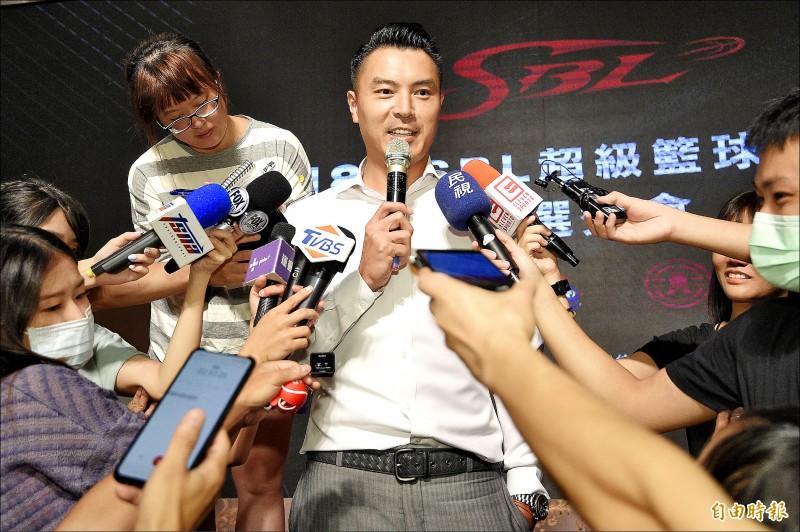 璞園主任陳信安回應新球季動向,確定兩聯盟都打。(記者陳志曲攝) 璞園主任陳信安回應新球季動向,確定兩聯盟都打。(記者陳志曲攝)