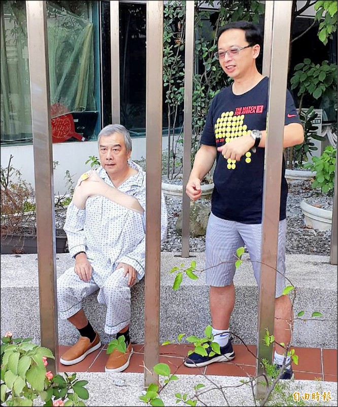 運動復健名醫林頌凱(右)探視「網壇教父」張約翰(左)。(記者梁偉銘攝) 運動復健名醫林頌凱(右)探視「網壇教父」張約翰(左)。(記者梁偉銘攝)