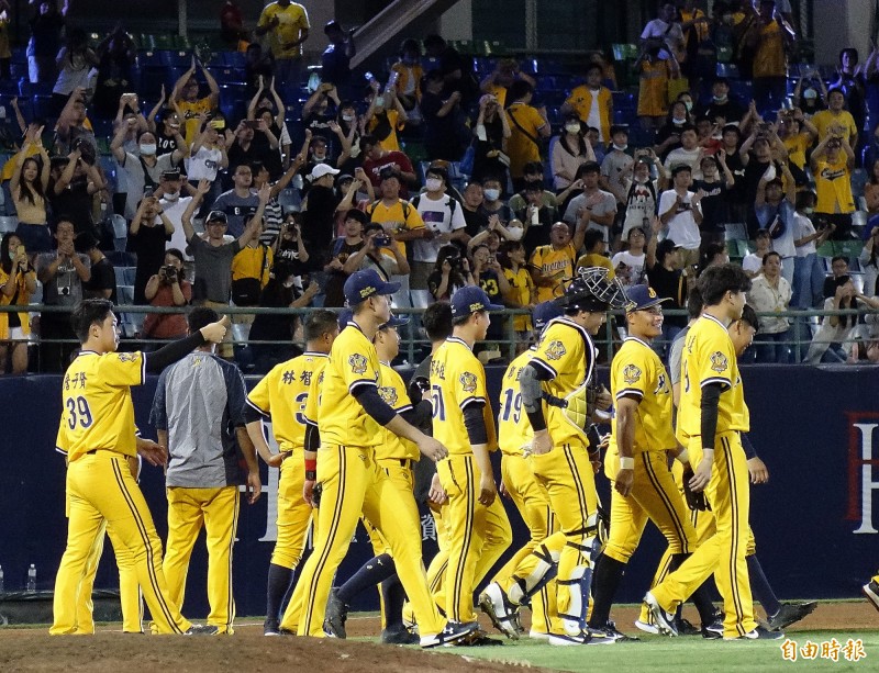 中職Live》高宇杰致勝安打 兄弟延長第10局擊敗悍將