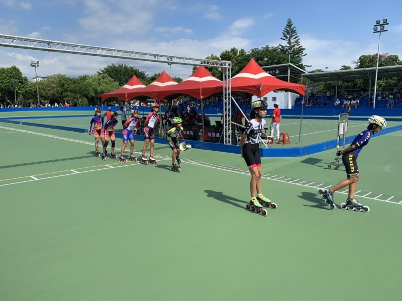 競速溜冰近年成為屏東縣的運動強項，今年全中運在屏東，地主隊也不負眾望奪得佳績。（屏東縣溜冰委員會提供）