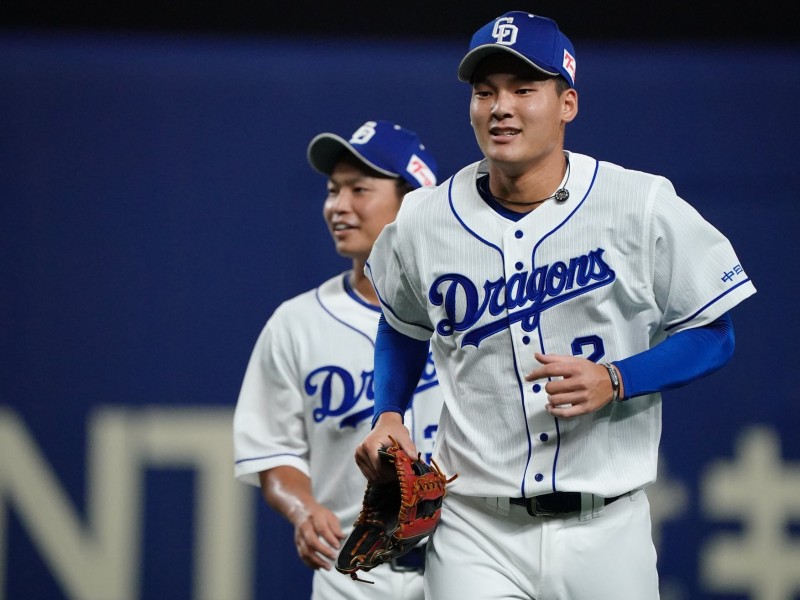 中日龍去年的第一指名、年僅19歲的石川昂彌）（右）。（圖片取自中日龍官方臉書）