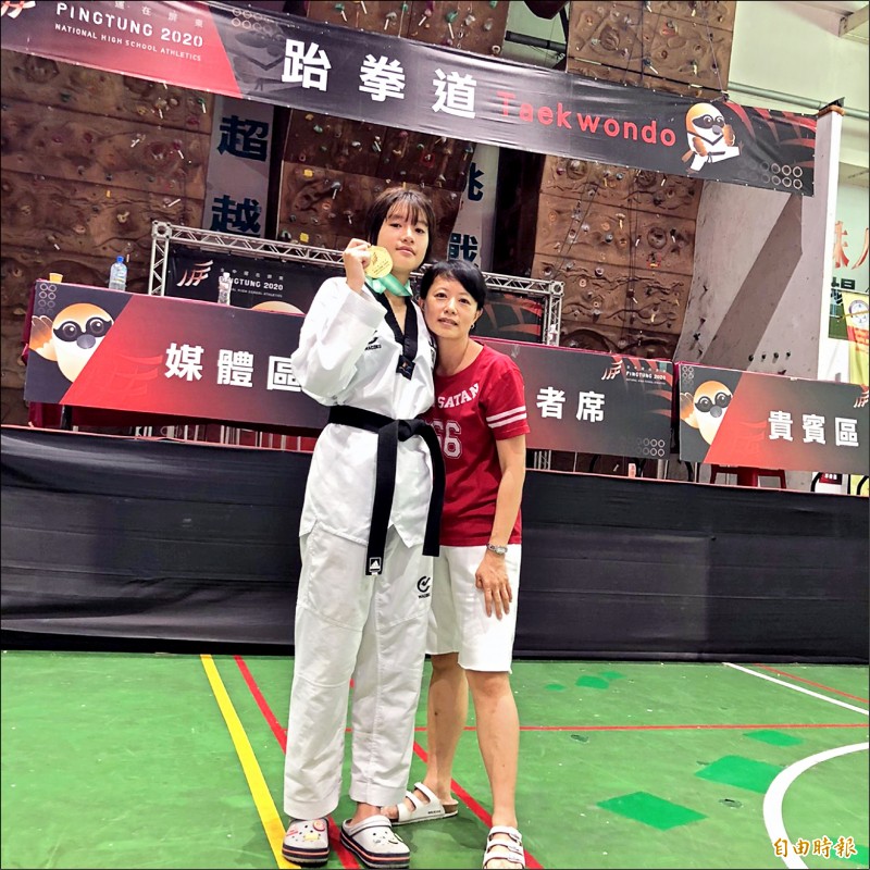 朱曼琳(左)奪下跆拳道女子59公斤級金牌,與媽媽分享榮耀。(記者廖聿偉攝) 朱曼琳(左)奪下跆拳道女子59公斤級金牌,與媽媽分享榮耀。(記者廖聿偉攝)