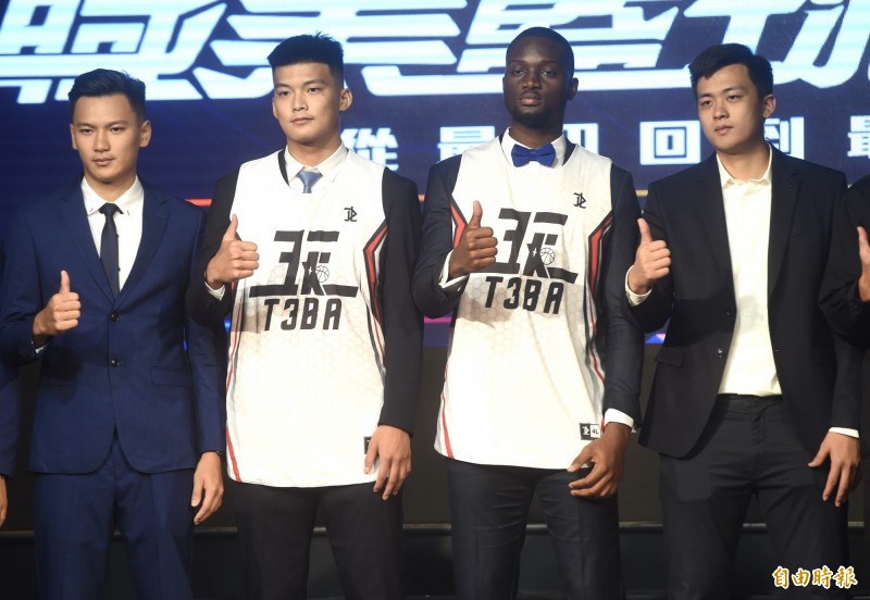 職業3對3聯盟20日正式成立，健行科大畢業生朱雲豪（左二）、石博恩（右二）成為首批簽約選手。（記者簡榮豐攝）