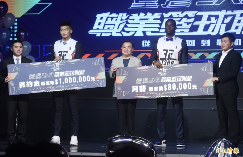健行畢業生朱雲豪（左二）、石博恩（右二）成為首批簽約選手，健行科大教練劉孟竹（左）、桃園市議會議長邱奕勝（中）、聯盟會長陳秉澤（右）一同簽約並合影。（記者簡榮豐攝）
