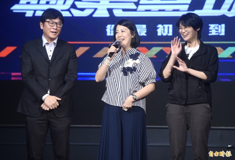職業3對3聯盟正式成立，立委吳思瑤（中）、趙正宇（左）、賴品妤（右）到場道賀。（記者簡榮豐攝）
