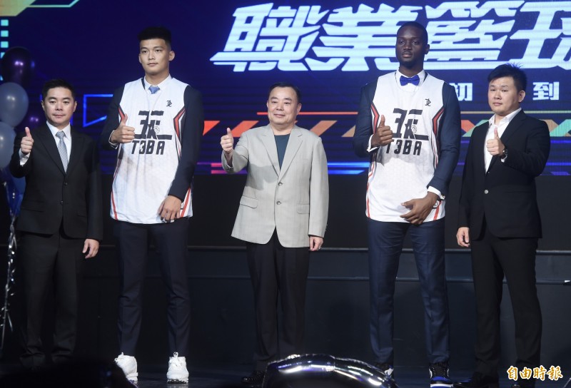 朱雲豪（左二）、石博恩（右二）成為首批簽約選手，健行科大教練劉孟竹（左）、桃園市議會議長邱奕勝（中）、聯盟會長陳秉澤（右）一同簽約並合影。（記者簡榮豐攝）