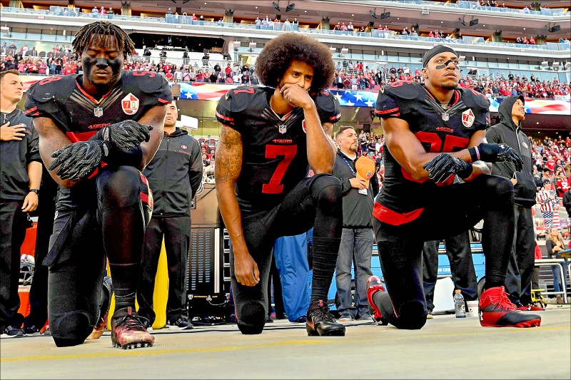 NBA球員串聯,將效法前NFL四分衛卡佩尼克(中),在復賽開幕戰單膝下跪唱國歌。(資料照,法新社) NBA球員串聯,將效法前NFL四分衛卡佩尼克(中),在復賽開幕戰單膝下跪唱國歌。(資料照,法新社)