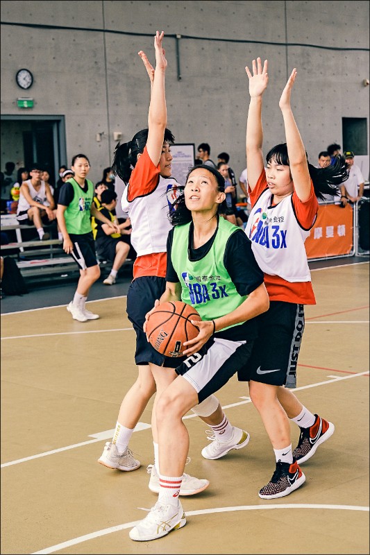 王玥媞(前)順利完成贏球任務,助淡商闖進4強戰。(國泰NBA 3x提供) 王玥媞(前)順利完成贏球任務,助淡商闖進4強戰。(國泰NBA 3x提供)