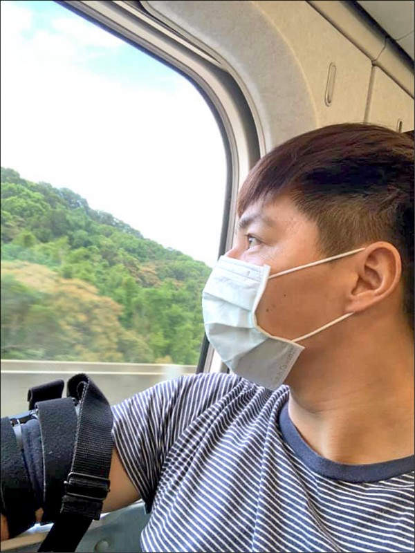 郭俊麟在臉書粉絲專頁更新近況,表示要往下一個關卡前進。
(取自郭俊麟臉書粉絲專頁) 郭俊麟在臉書粉絲專頁更新近況,表示要往下一個關卡前進。
(取自郭俊麟臉書粉絲專頁)