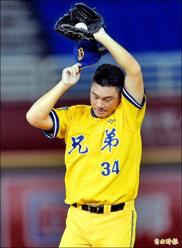 兄弟守護神李振昌9局下一記偏高速球挨轟，苦吞敗投。（記者林正堃攝）