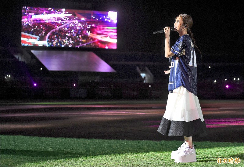 楊丞琳昨於賽後壓軸開唱。(記者陳志曲攝) 楊丞琳昨於賽後壓軸開唱。(記者陳志曲攝)