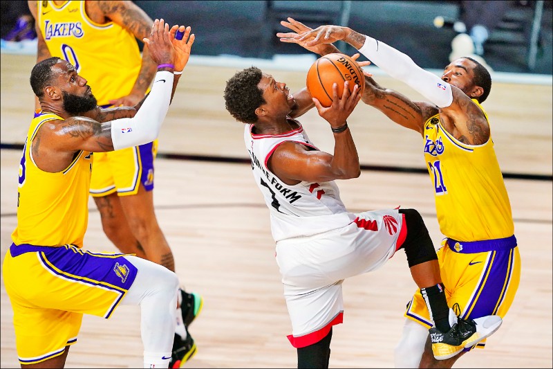 暴龍昨靠著主控羅利（中）狂飆33分，加上團隊防守策略奏效，痛宰湖人。（美聯社）