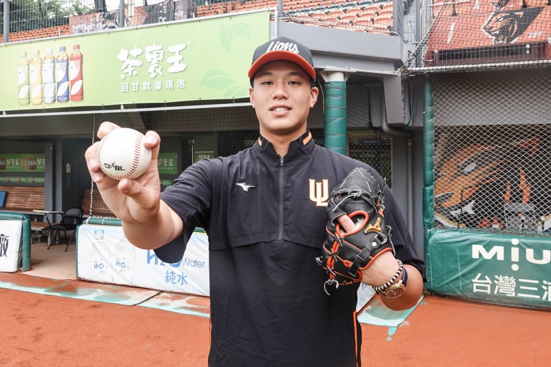 統一獅簽下張竣凱成為自主培訓選手，今日正式到台南棒球場報到。（統一獅提供）