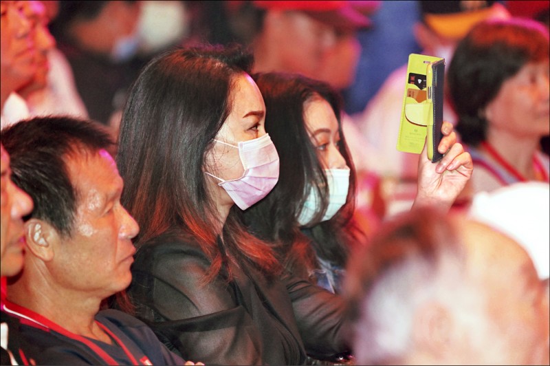 郭泰源出席台灣棒球名人堂表彰儀式,妻子張瓊姿(中)與女兒到場觀禮。
(中央社) 郭泰源出席台灣棒球名人堂表彰儀式,妻子張瓊姿(中)與女兒到場觀禮。
(中央社)