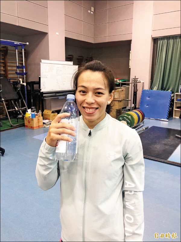 郭婞淳不喝一般飲水機的水,她都固定購買法國天然礦泉水飲用。(記者林岳甫攝) 郭婞淳不喝一般飲水機的水,她都固定購買法國天然礦泉水飲用。(記者林岳甫攝)