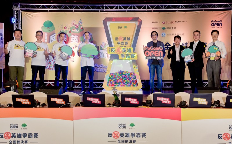 現場貴賓台中市教育局副局長劉火欽（右起）、新北市教育局副局長劉明超、教育部國教署學務校安組組長林良慶、台灣大學電機系教授暨PaGamO創辦人葉丙成、國泰人壽資深副總劉大坤、國泰人壽張殷壽副總、國泰產險副總孫騰敏、國泰金控協理廖昶超。（大會提供）