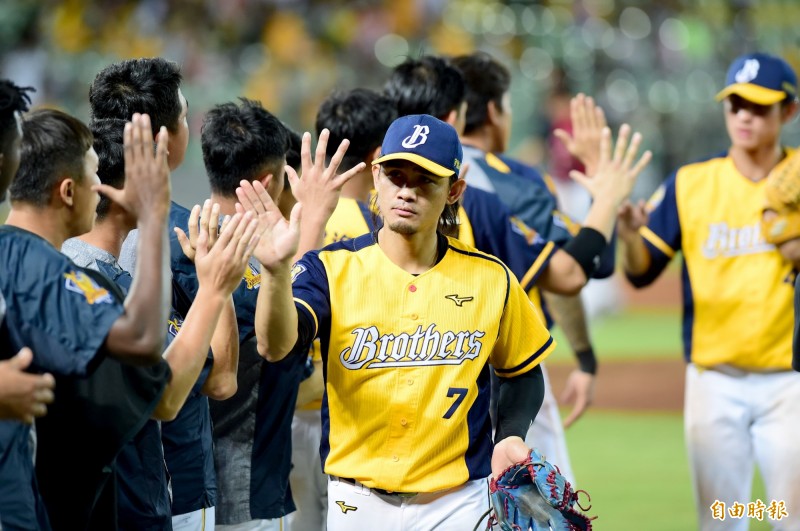 中信兄弟以10：5勝樂天桃猿，張志豪奪下單場MVP。（記者廖耀東攝）