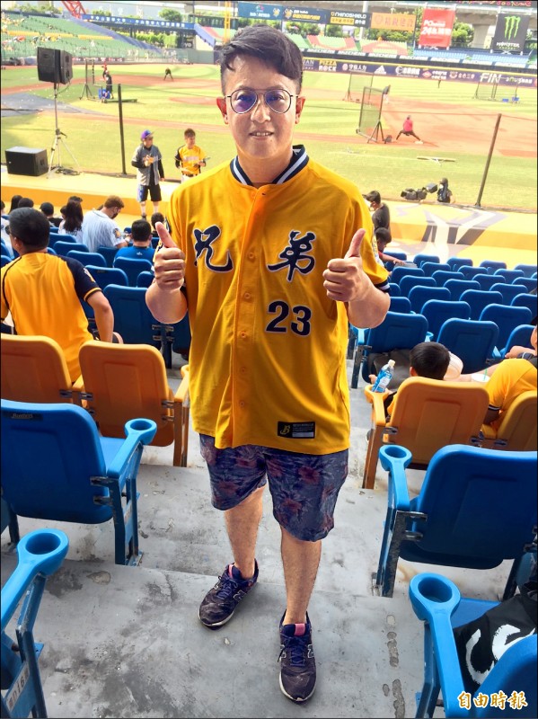 資深象迷王先生。(記者羅志朋攝) 資深象迷王先生。(記者羅志朋攝)