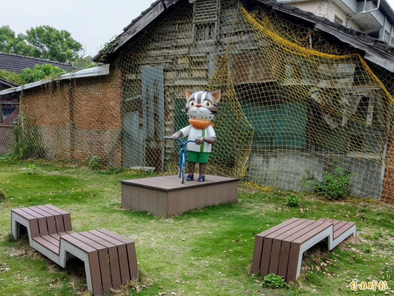 南投集集鎮首度推出結合石虎保育的定向越野活動，遊客可按圖索驥，解謎找到散落在鎮上各地的石虎公仔。（記者劉濱銓攝）