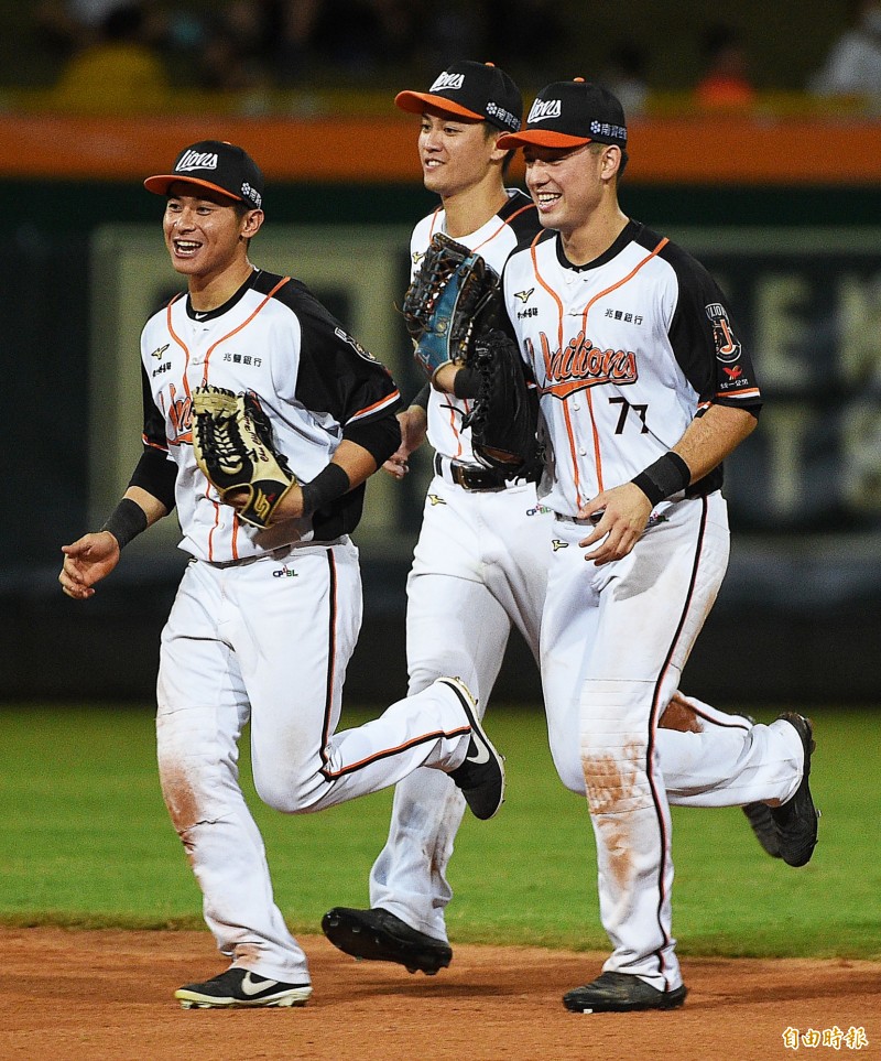 統一獅外野手陳傑憲（左起）、蘇智傑與林安可。（記者陳志曲攝）