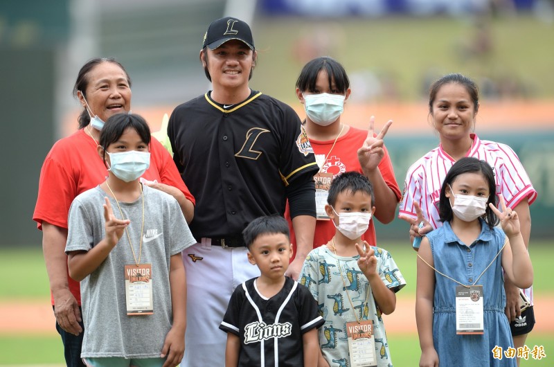 陳鏞基的母親也到場獻花。（記者林正堃攝）