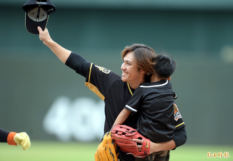 陳鏞基抱著兒子。（記者林正堃攝）