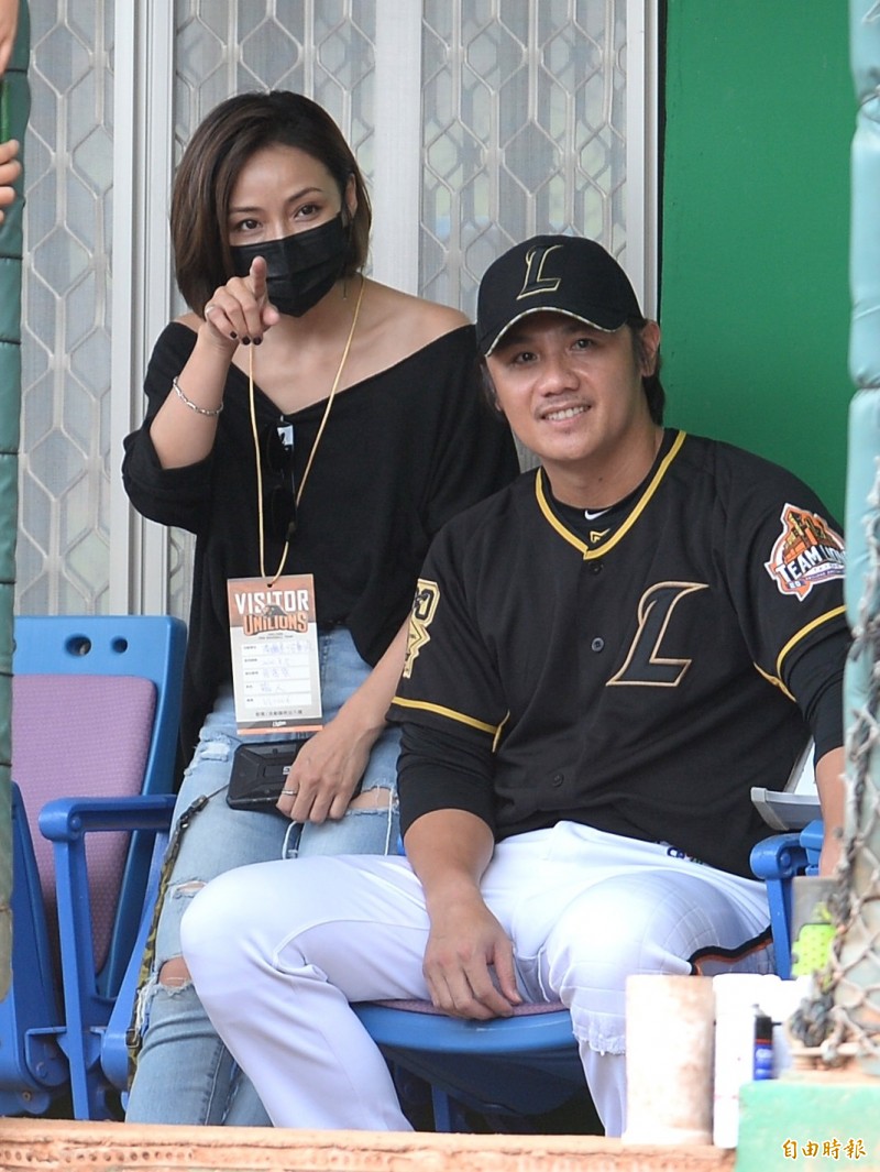 陳鏞基與妻子。（記者林正堃攝）