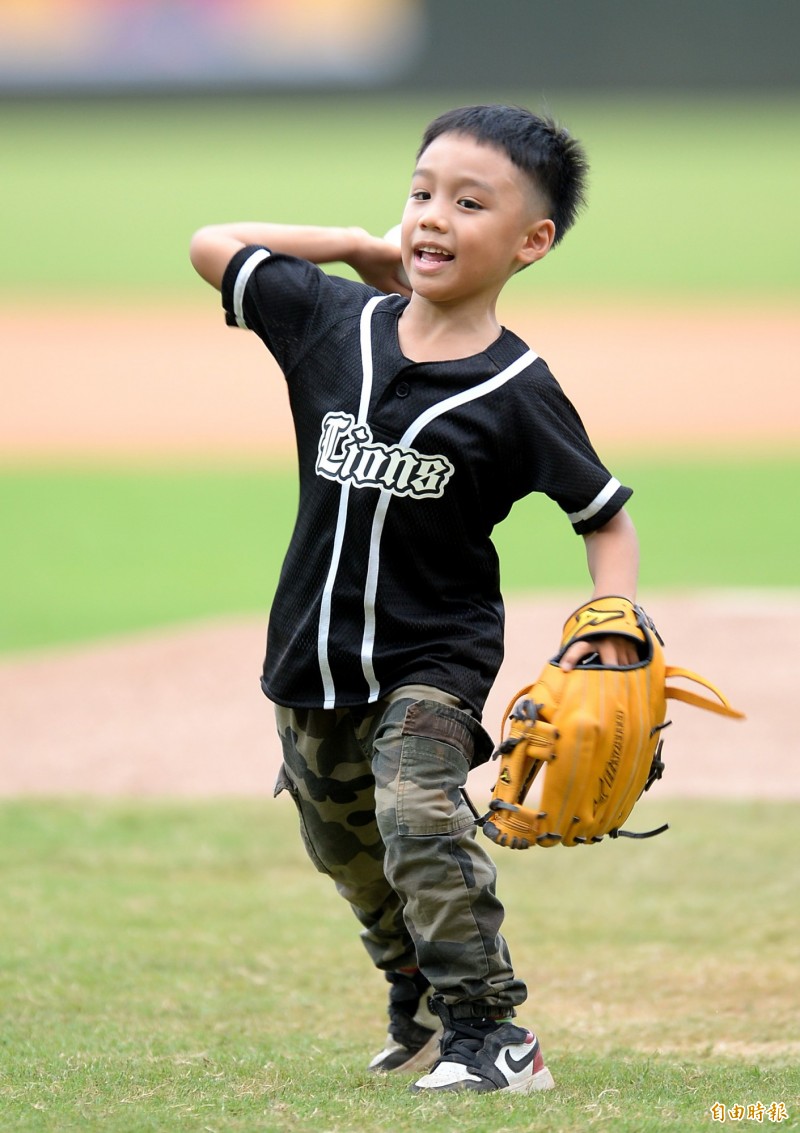 陳鏞基的兒子陳禹帆開球。（記者林正堃攝）