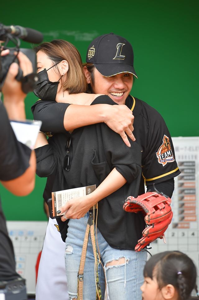 陳鏞基在場邊抱著愛妻。（統一獅球團提供）