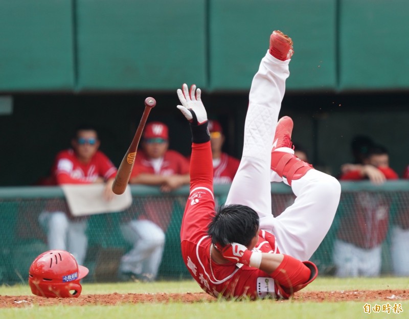 兄弟新洋投雷艾斯今天在二軍投球，投不滿2局狂失7分，且味全黃柏豪遭雷艾斯觸身球擊中頭部。（記者黃志源攝）